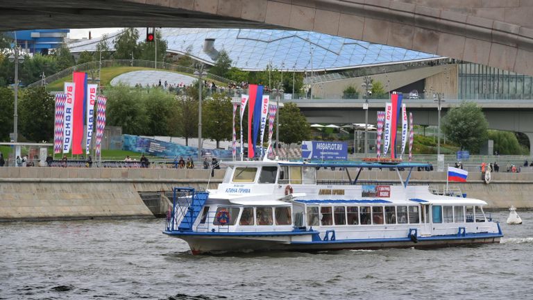 Прогулочный теплоход во время парада судов на Москве-реке в честь Дня города Прогулочный теплоход во время парада судов на Москве-реке в честь Дня города