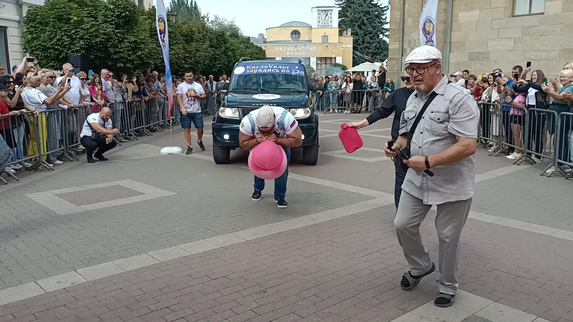 Сергей Агаджанян по прозвищу Русский Халк во время установления рекорда по буксировке транспорта на возвышенность с одновременным надуванием до разрыва медицинских грелок - РИА Новости, 1920, 09.09.2023
