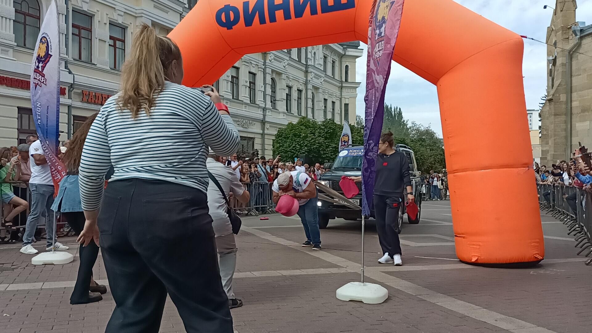 Сергей Агаджанян по прозвищу Русский Халк во время установления рекорда по буксировке транспорта на возвышенность с одновременным надуванием до разрыва медицинских грелок - РИА Новости, 1920, 09.09.2023