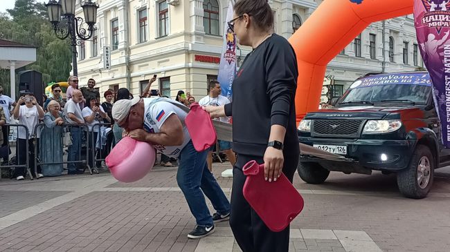 Сергей Агаджанян по прозвищу Русский Халк во время установления рекорда