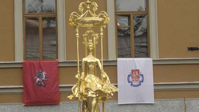 Фонтан Принцесса Турандот рядом с театром имени Е.Б. Вахтангова на Cтаром Арбате
