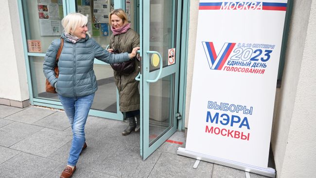 Женщины выходят после голосования на выборах мэра Москвы