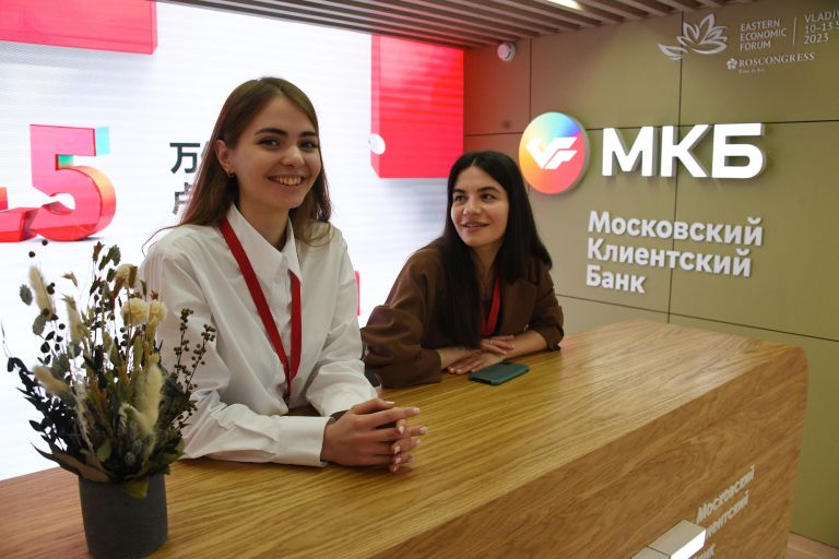 Участницы Восточного экономического форума во Владивостоке Участницы Восточного экономического форума во Владивостоке