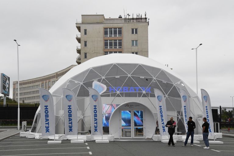 Стенд компании Новатэк на Восточном экономическом форуме во Владивостоке Стенд компании Новатэк на Восточном экономическом форуме во Владивостоке