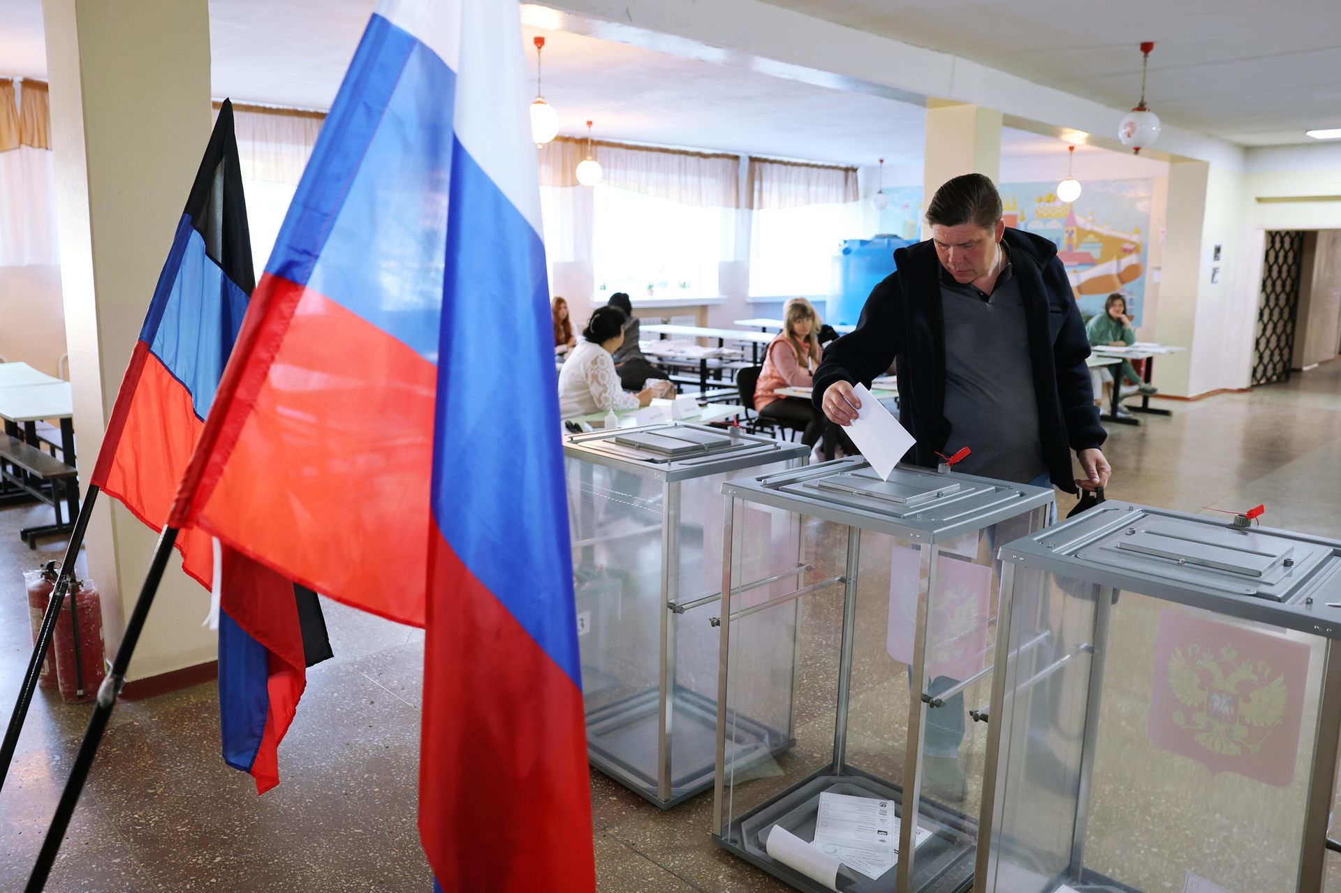 Мужчина голосует на выборах в парламент и органы самоуправления в Единый день голосования на одном из избирательных участков в Донецке Мужчина голосует на выборах в парламент и органы самоуправления в Единый день голосования на одном из избирательных участков в Донецке - РИА Новости, 1920, 11.09.2023