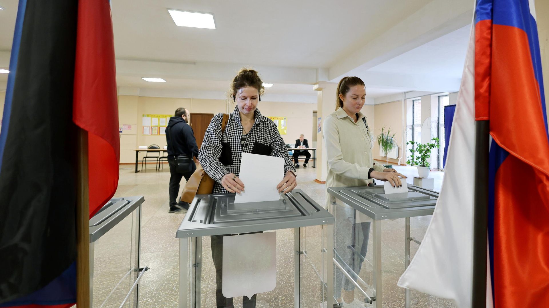 Девушки голосуют на выборах в парламент и органы самоуправления в единый день голосования на одном из избирательных участков в Донецке Девушки голосуют на выборах в парламент и органы самоуправления в единый день голосования на одном из избирательных участков в Донецке - РИА Новости, 1920, 28.09.2023
