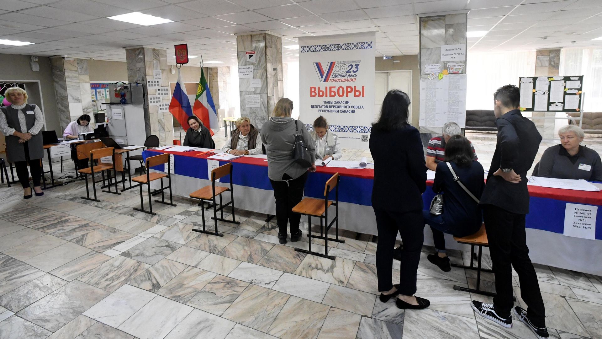 Люди голосуют на выборах председателя правительства Республики Хакасия и депутатов Верховного совета Республики в Абакане Люди голосуют на выборах председателя правительства Республики Хакасия и депутатов Верховного совета Республики в Абакане - РИА Новости, 1920, 10.09.2023