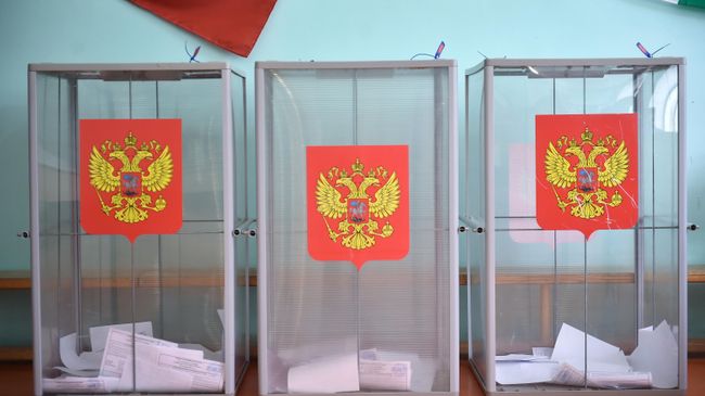 Урны с бюллетенями во время голосования на выборах