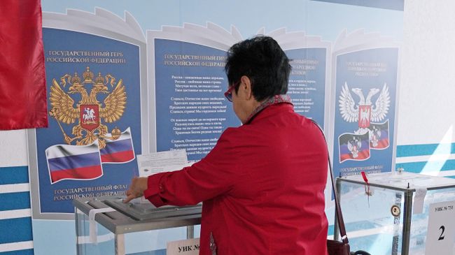 Женщина голосует на выборах Женщина голосует на выборах