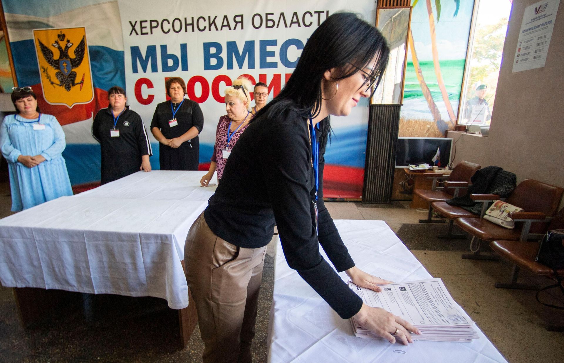 Подсчет голосов под контролем международных иностранных наблюдателей на выборах в парламент и органы самоуправления в Геническе Херсонской области Подсчет голосов под контролем международных иностранных наблюдателей на выборах в парламент и органы самоуправления в Геническе Херсонской области - РИА Новости, 1920, 11.09.2023