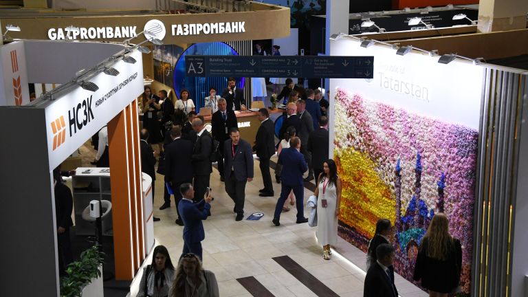 Участники Восточного экономического форума во Владивостоке.