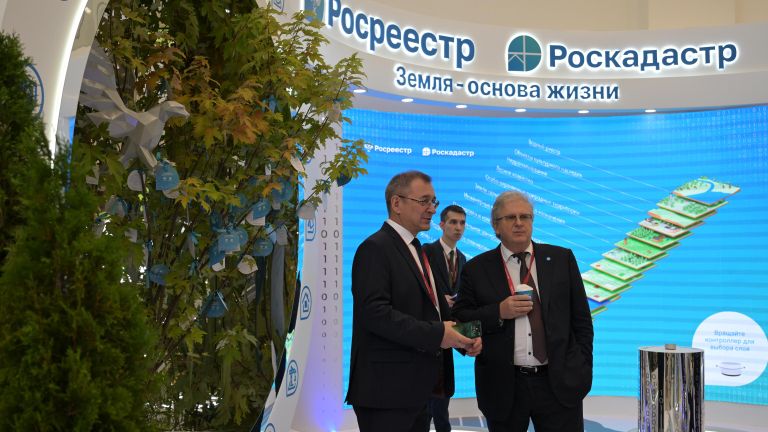 Участники Восточного экономического форума во Владивостоке на стенде Росреестра и Роскадастра Участники Восточного экономического форума во Владивостоке на стенде Росреестра и Роскадастра