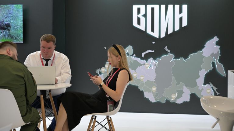 Участники Восточного экономического форума во Владивостоке на стенде центра военно-спортивной подготовки и патриотического воспитания Воин Участники Восточного экономического форума во Владивостоке на стенде центра военно-спортивной подготовки и патриотического воспитания Воин