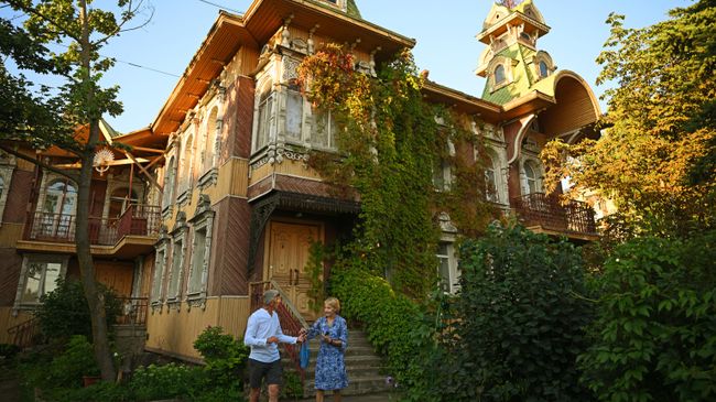 Резной балкон Рыбинского Дома Художников (Дом Гордеева), памятника деревянной архитектуры русского стиля начала XX века, Ярославская область Резной балкон Рыбинского Дома Художников (Дом Гордеева), памятника деревянной архитектуры русского стиля начала XX века, Ярославская область