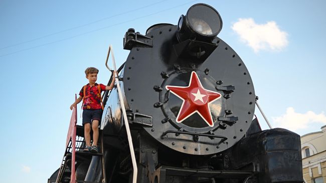 Ретро-паровоз на привокзальной площади Рыбинска, Ярославская область Ретро-паровоз на привокзальной площади Рыбинска, Ярославская область