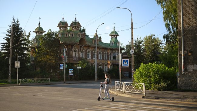 Перекресток в Рыбинске, на втором плане памятник деревянной архитектуры русского стиля начала XX века (Рыбинский Дом Художников), Ярославская область Перекресток в Рыбинске, на втором плане памятник деревянной архитектуры русского стиля начала XX века (Рыбинский Дом Художников), Ярославская область