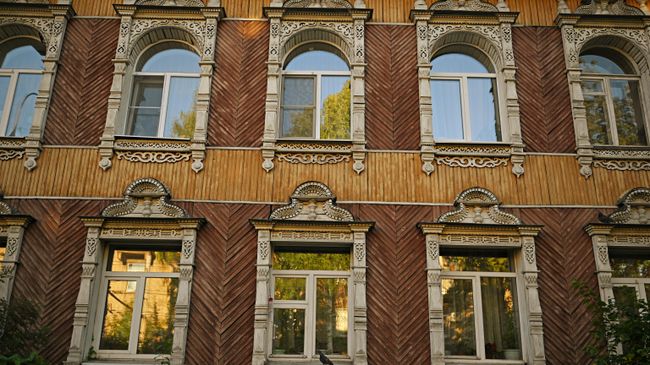 Фасад Рыбинского Дома Художников (Дом Гордеева), памятника деревянной архитектуры русского стиля начала XX века, Ярославская область Фасад Рыбинского Дома Художников (Дом Гордеева), памятника деревянной архитектуры русского стиля начала XX века, Ярославская область