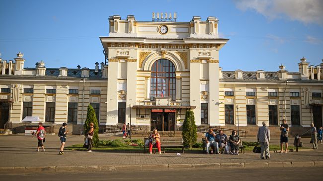 Здание железнодорожного вокзала в Рыбинске, 1904-1905 годов постройки, Ярославская область Здание железнодорожного вокзала в Рыбинске, 1904-1905 годов постройки, Ярославская область