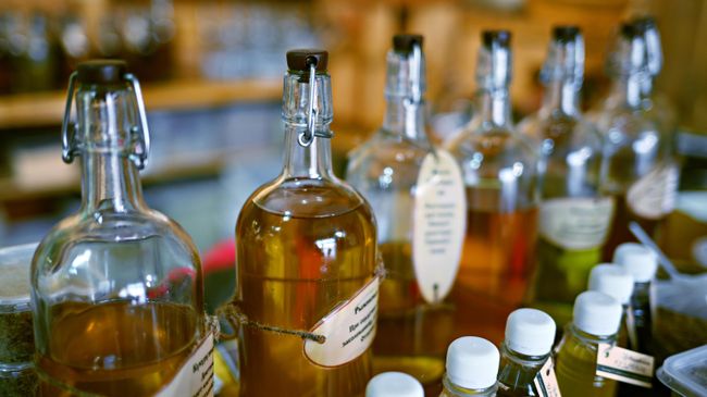 Бутылки с маслом в маслобойне и магазине масел холодного отжима на Красной площади, Рыбинск, Ярославская область. Бутылки с маслом в маслобойне и магазине масел холодного отжима на Красной площади, Рыбинск, Ярославская область.