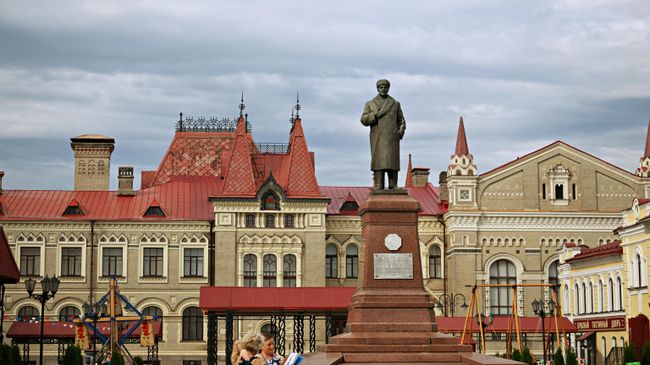 Вид на Красную площадь, памятник Ленину и здание Новой Хлебной биржи, 1912 г., Рыбинск, Ярославская область Вид на Красную площадь, памятник Ленину и здание Новой Хлебной биржи, 1912 г., Рыбинск, Ярославская область