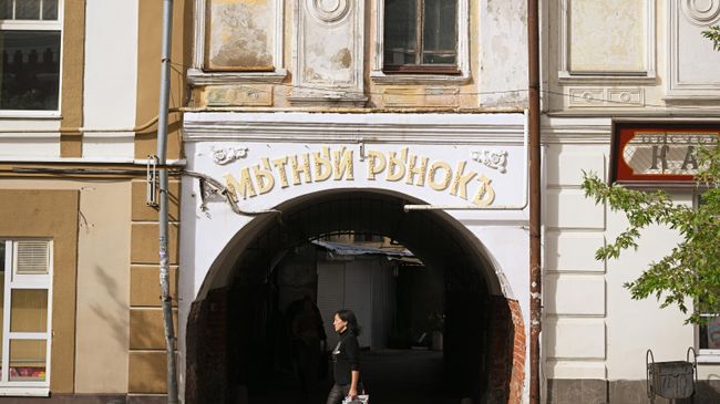 Улица в историческом центре Рыбинска, Ярославская область Улица в историческом центре Рыбинска, Ярославская область