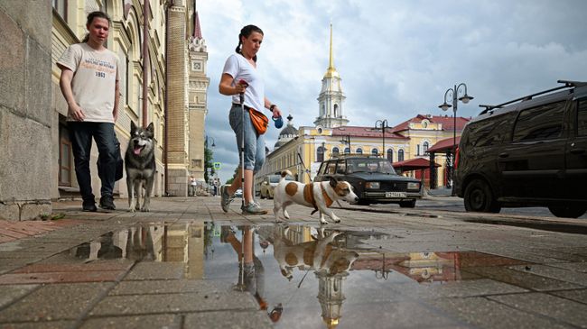 Прохожие в историческом центре Рыбинска, на дальнем плане колокольня Спасо-Преображенского собора, Ярославская область Прохожие в историческом центре Рыбинска, на дальнем плане колокольня Спасо-Преображенского собора, Ярославская область