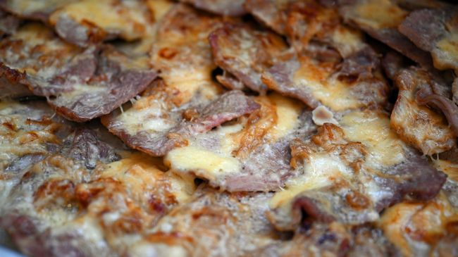 Блюдо из мяса, приготовленное в ресторане парк-отеля Бухта Коприно Блюдо из мяса, приготовленное в ресторане парк-отеля Бухта Коприно