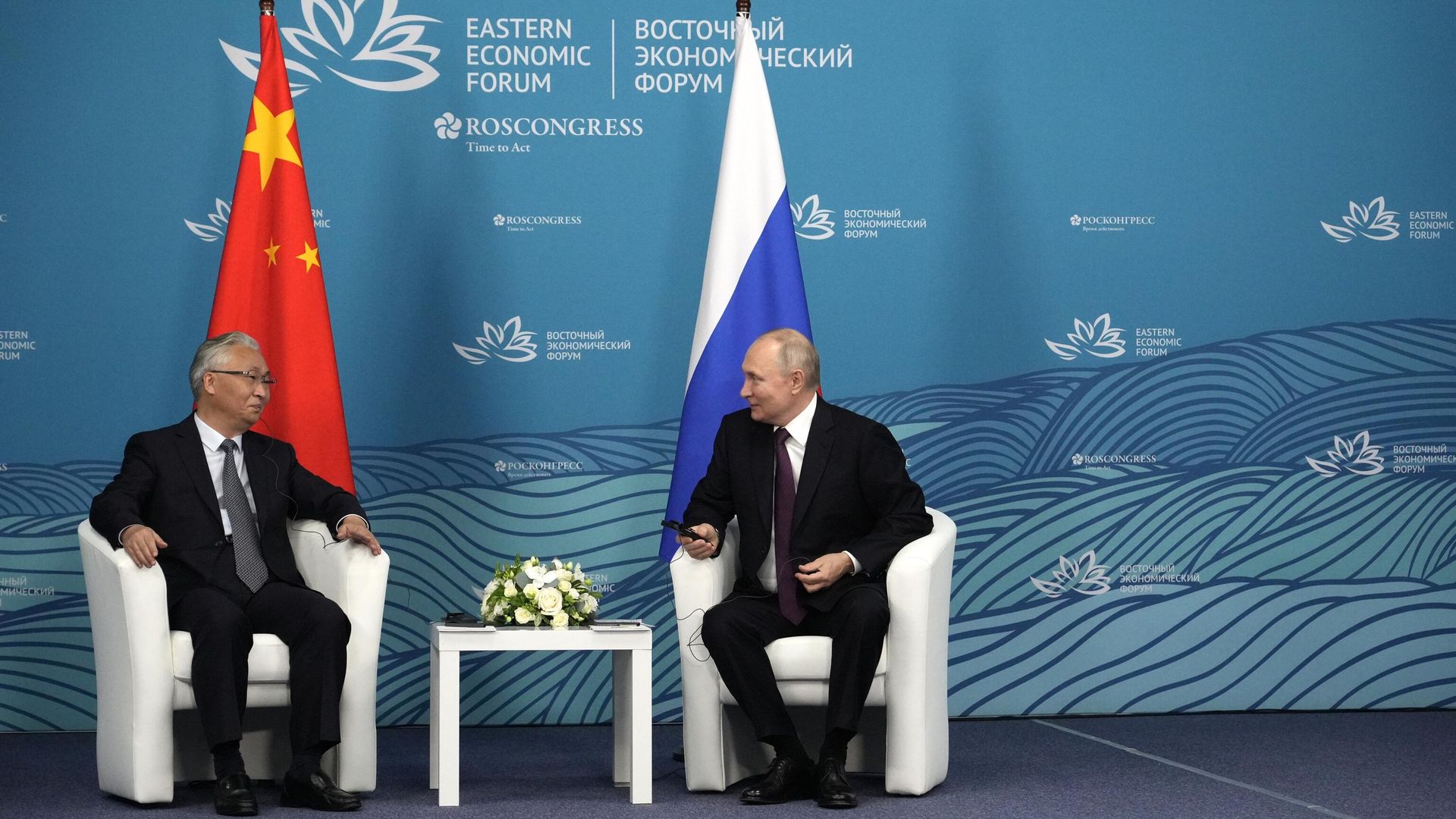 Президент РФ Владимир Путин и заместитель Премьера Госсовета КНР Чжан Гоцин во время встречи на полях VIII Восточного экономического форума. 12 сентября 2023 Президент РФ Владимир Путин и заместитель Премьера Госсовета КНР Чжан Гоцин во время встречи на полях VIII Восточного экономического форума. 12 сентября 2023 - РИА Новости, 1920, 12.09.2023