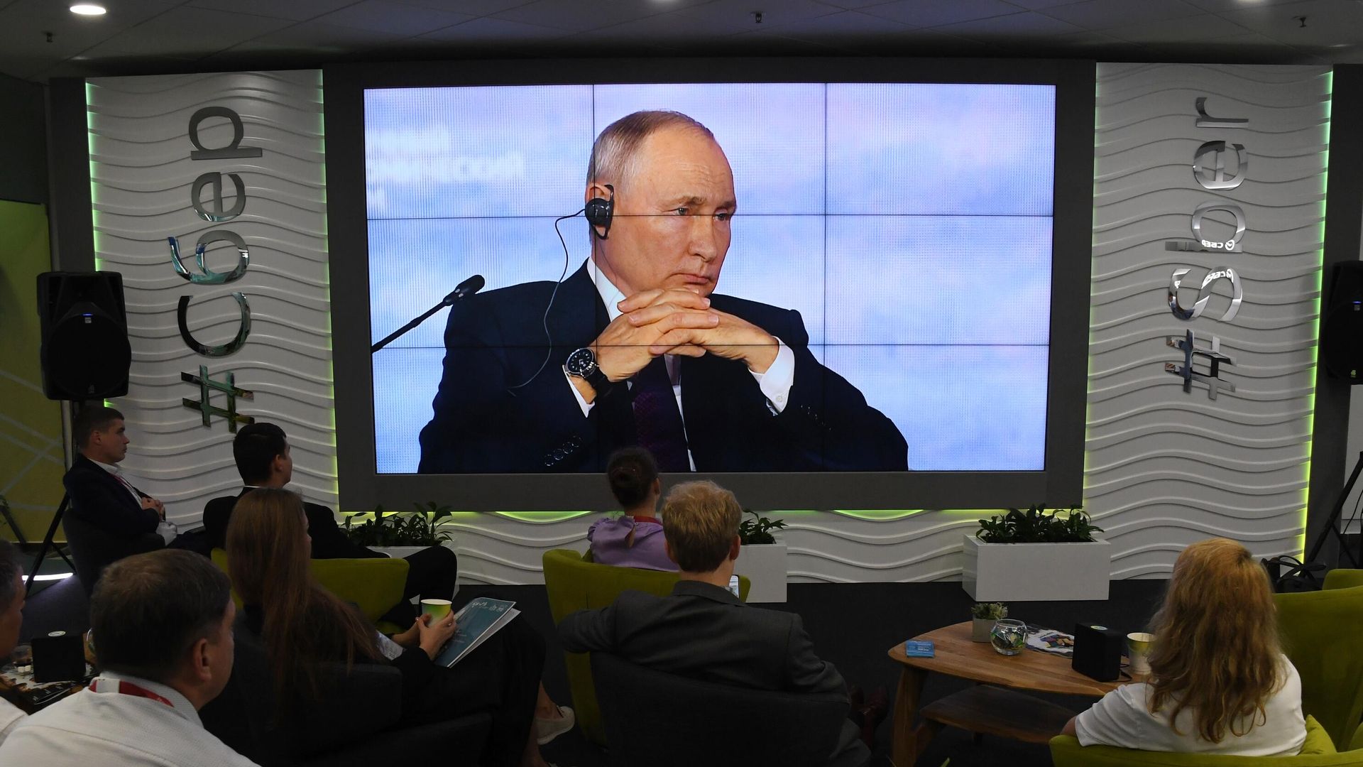 Трансляция выступления президента РФ Владимира Путина на пленарном заседании Восточного экономического форума Трансляция выступления президента РФ Владимира Путина на пленарном заседании Восточного экономического форума - РИА Новости, 1920, 12.09.2023