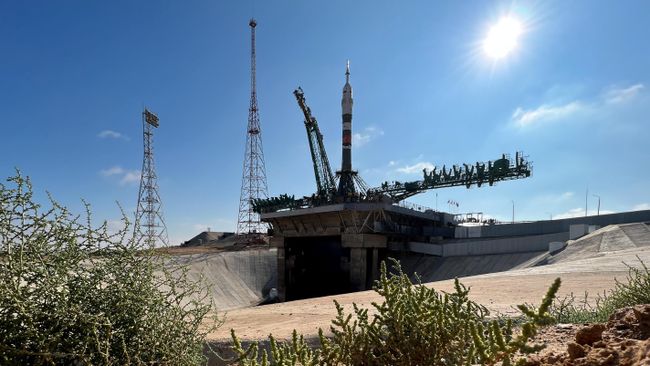 Установка на стартовый стол ракеты Союз-2.1а с грузовым кораблем Союз МС-24 на стартовый комплекс космодрома Байконур