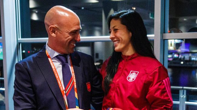Экс-глава RFEF Луис Рубиалес и футболистка Дженнифер Эрмосо