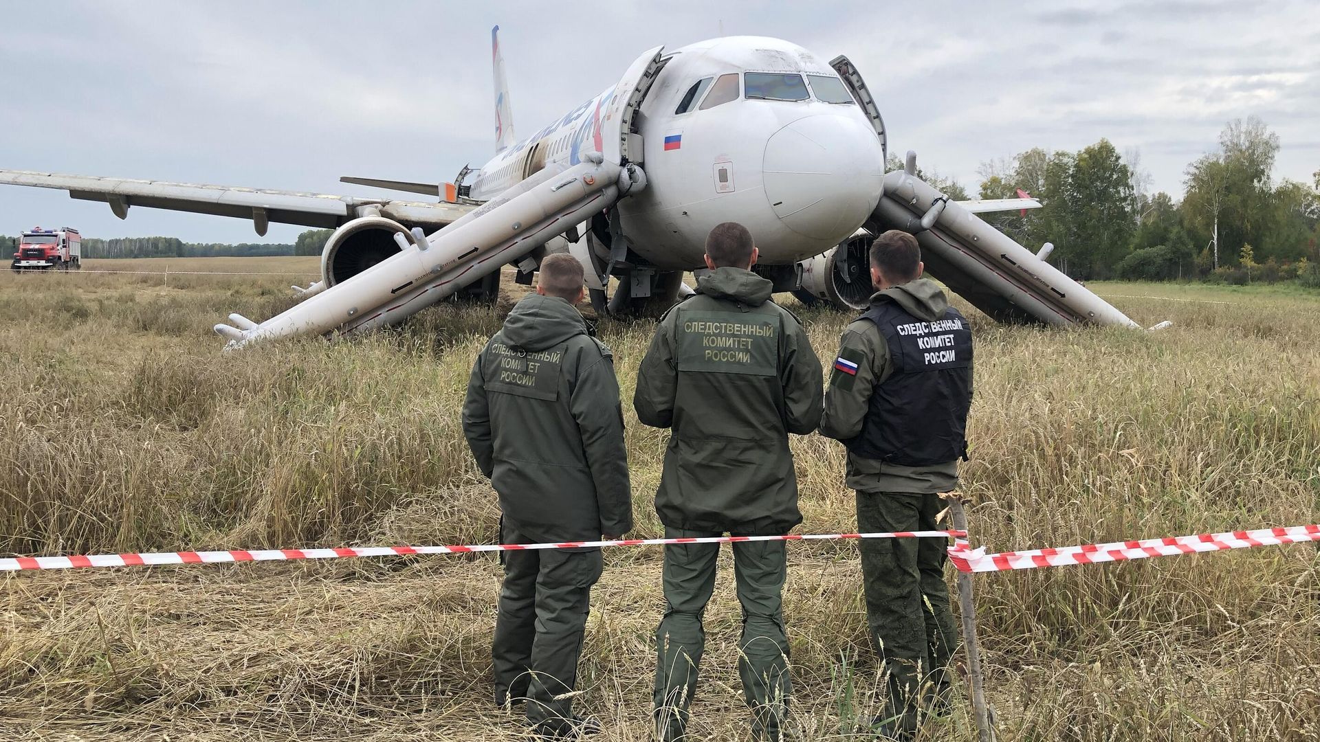 Сотрудники СК РФ возле самолета авиакомпании Уральские авиалинии, совершившего аварийную посадку на грунт в Убинском районе Новосибирской области Сотрудники СК РФ возле самолета авиакомпании Уральские авиалинии, совершившего аварийную посадку на грунт в Убинском районе Новосибирской области - РИА Новости, 1920, 12.09.2023