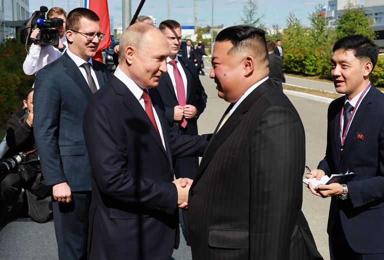 Президент РФ Владимир Путин и лидер КНДР Ким Чен Ын во время встречи на космодроме Восточный Президент РФ Владимир Путин и лидер КНДР Ким Чен Ын во время встречи на космодроме Восточный