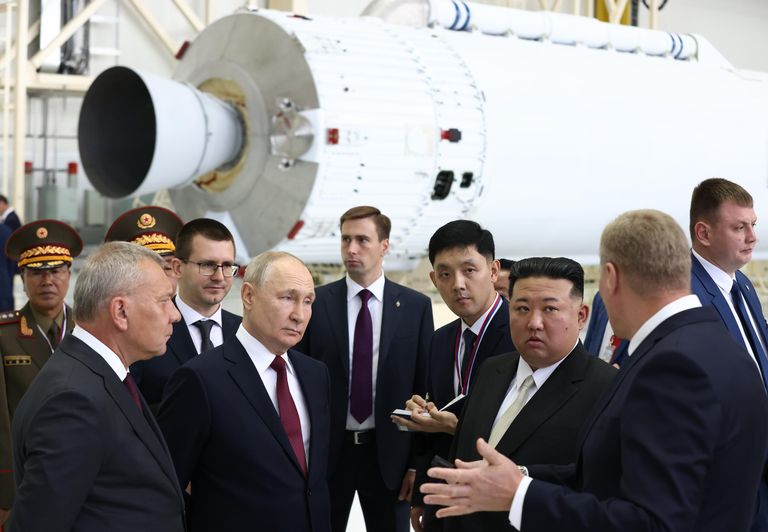 Президент РФ Владимир Путин и председатель Государственного совета КНДР Ким Чен Ын на космодроме Восточный Президент РФ Владимир Путин и председатель Государственного совета КНДР Ким Чен Ын на космодроме Восточный