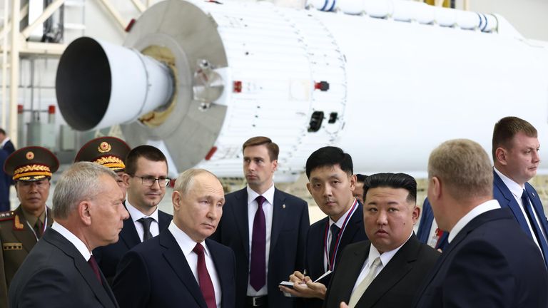 Президент РФ Владимир Путин и председатель Государственного совета КНДР Ким Чен Ын на космодроме Восточный Президент РФ Владимир Путин и председатель Государственного совета КНДР Ким Чен Ын на космодроме Восточный