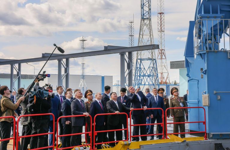 Президент РФ Владимир Путин и председатель Государственного совета КНДР Ким Чен Ын на космодроме Восточный Президент РФ Владимир Путин и председатель Государственного совета КНДР Ким Чен Ын на космодроме Восточный