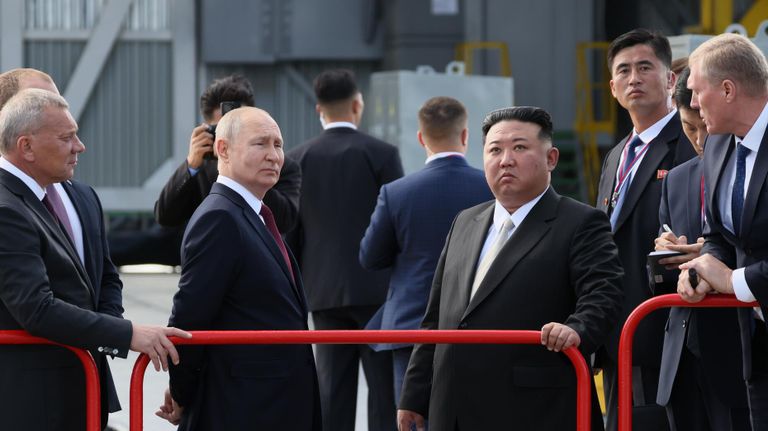 Президент РФ Владимир Путин и председатель Государственного совета КНДР Ким Чен Ын на космодроме Восточный Президент РФ Владимир Путин и председатель Государственного совета КНДР Ким Чен Ын на космодроме Восточный