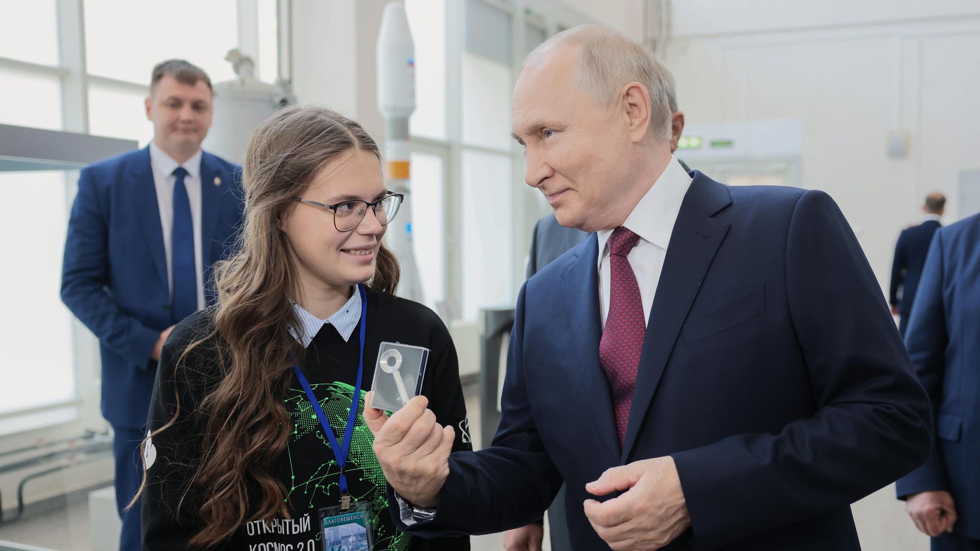 Президент России Владимир Путин и школьница Мария Андреева на космодроме Восточный Президент России Владимир Путин и школьница Мария Андреева на космодроме Восточный - РИА Новости, 1920, 13.09.2023