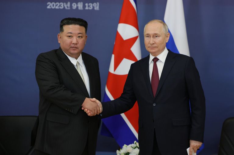 Президент РФ Владимир Путин и председатель Государственного совета КНДР Ким Чен Ын во время встречи на космодроме Восточный Президент РФ Владимир Путин и председатель Государственного совета КНДР Ким Чен Ын во время встречи на космодроме Восточный