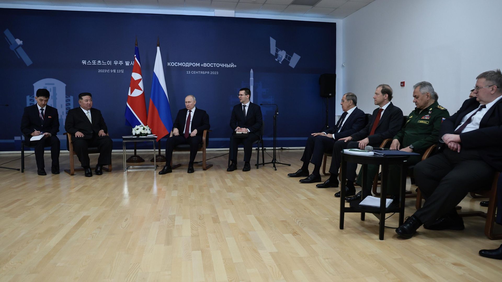 Президент РФ Владимир Путин и председатель Государственного совета КНДР Ким Чен Ын во время встречи на космодроме Восточный Президент РФ Владимир Путин и председатель Государственного совета КНДР Ким Чен Ын во время встречи на космодроме Восточный - РИА Новости, 1920, 13.09.2023