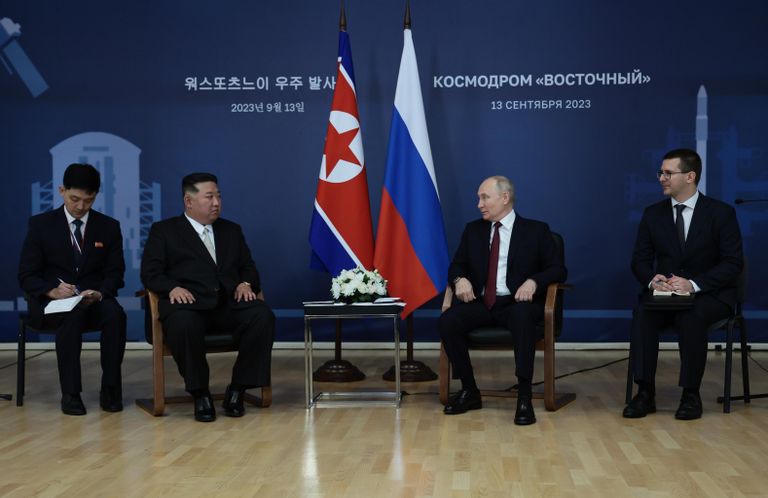 Президент РФ Владимир Путин председатель Государственного совета КНДР Ким Чен Ын во время встречи на космодроме Восточный Президент РФ Владимир Путин председатель Государственного совета КНДР Ким Чен Ын во время встречи на космодроме Восточный