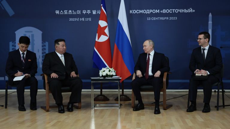 Президент РФ Владимир Путин председатель Государственного совета КНДР Ким Чен Ын во время встречи на космодроме Восточный Президент РФ Владимир Путин председатель Государственного совета КНДР Ким Чен Ын во время встречи на космодроме Восточный