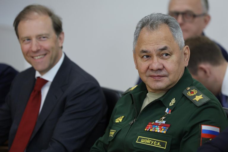 Министр обороны РФ Сергей Шойгу и заместитель председателя правительства РФ - министр промышленности и торговли РФ Денис Мантуров перед началом встречи президента РФ Владимира Путина и председателя Государственного совета КНДР Ким Чен Ына Министр обороны РФ Сергей Шойгу и заместитель председателя правительства РФ - министр промышленности и торговли РФ Денис Мантуров перед началом встречи президента РФ Владимира Путина и председателя Государственного совета КНДР Ким Чен Ына