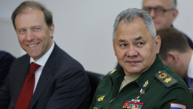 Министр обороны РФ Сергей Шойгу и заместитель председателя правительства РФ - министр промышленности и торговли РФ Денис Мантуров перед началом встречи президента РФ Владимира Путина и председателя Государственного совета КНДР Ким Чен Ына Министр обороны РФ Сергей Шойгу и заместитель председателя правительства РФ - министр промышленности и торговли РФ Денис Мантуров перед началом встречи президента РФ Владимира Путина и председателя Государственного совета КНДР Ким Чен Ына