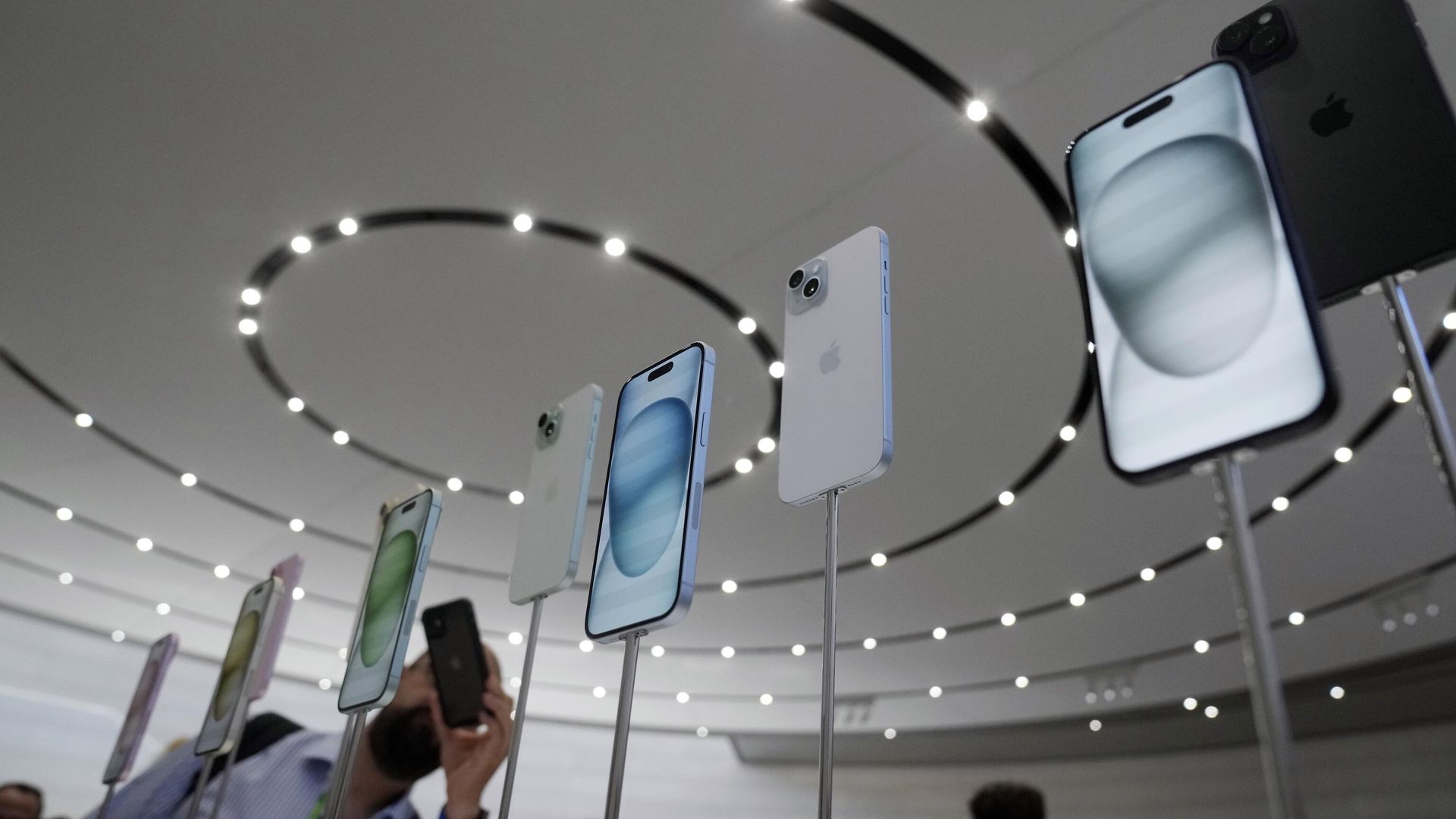 Смартфоны iPhone 15 и iPhone 15 Plus во время анонса новых продуктов в кампусе Apple в Купертино. 12 сентября 2023 Смартфоны iPhone 15 и iPhone 15 Plus во время анонса новых продуктов в кампусе Apple в Купертино. 12 сентября 2023 - РИА Новости, 1920, 13.09.2023