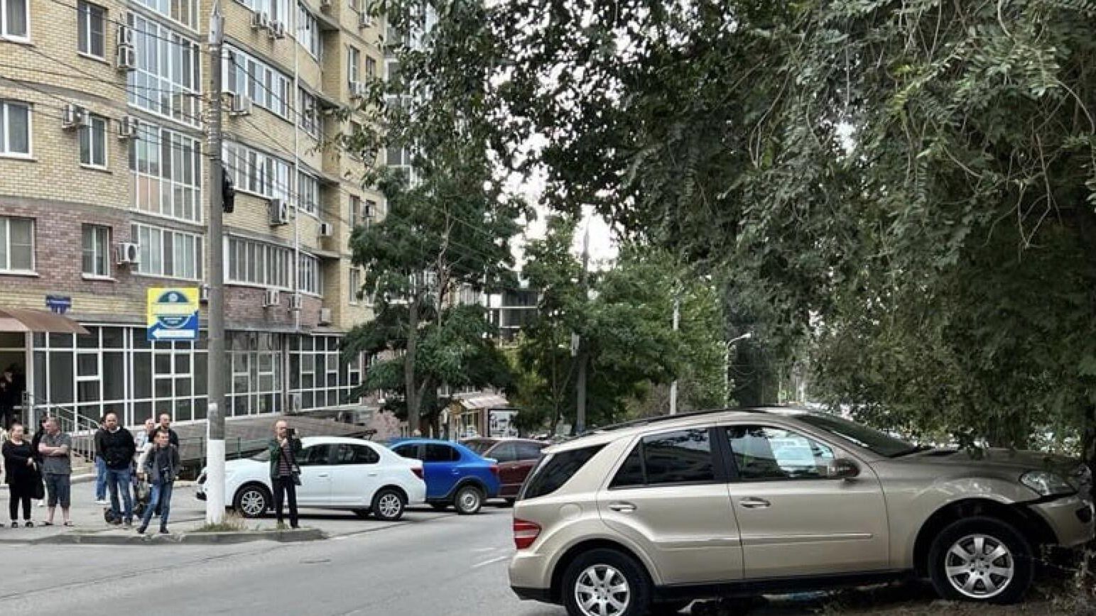 Водитель автомобиля Mercedes-Benz насмерть сбил подростка на самокате в Волгограде Водитель автомобиля Mercedes-Benz насмерть сбил подростка на самокате в Волгограде - РИА Новости, 1920, 13.09.2023