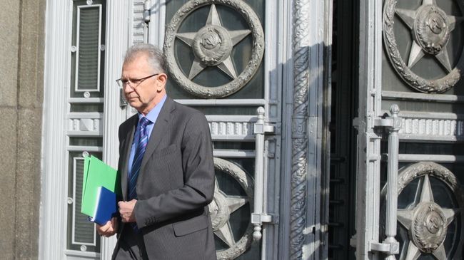 Временный поверенный Молдавии в РФ Серджиу Гончеренко выходит из здания МИД РФ в Москве. 13 сентября 2023