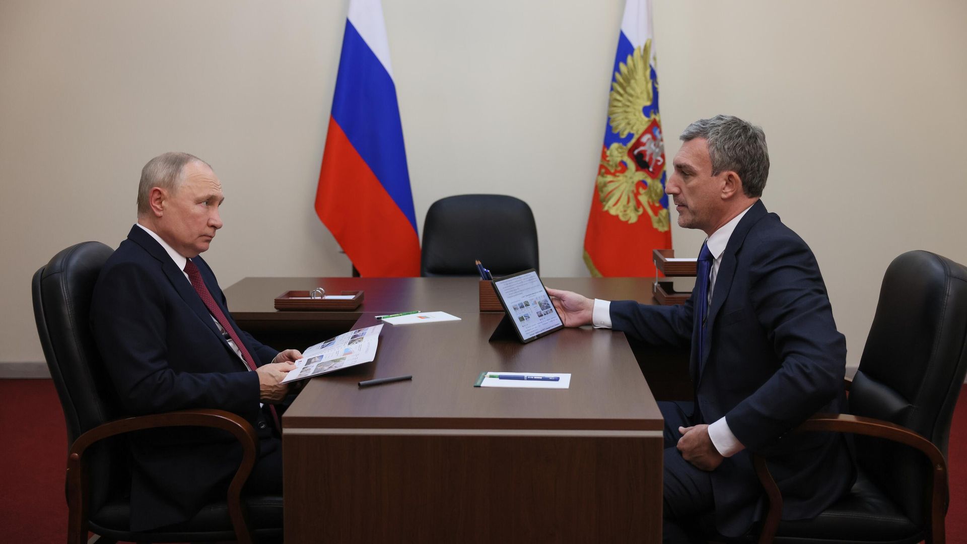 Президент РФ Владимир Путин и губернатор Амурской области Василий Орлов во время встречи Президент РФ Владимир Путин и губернатор Амурской области Василий Орлов во время встречи - РИА Новости, 1920, 13.09.2023