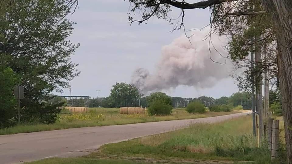 Дым на месте взрыва вагона поезда с хлорной кислотой на железнодорожной станции компании Union Pacific Railroad Bailey Yards в штате Небраска. 14 сентября 2023 Дым на месте взрыва вагона поезда с хлорной кислотой на железнодорожной станции компании Union Pacific Railroad Bailey Yards в штате Небраска. 14 сентября 2023 - РИА Новости, 1920, 15.09.2023