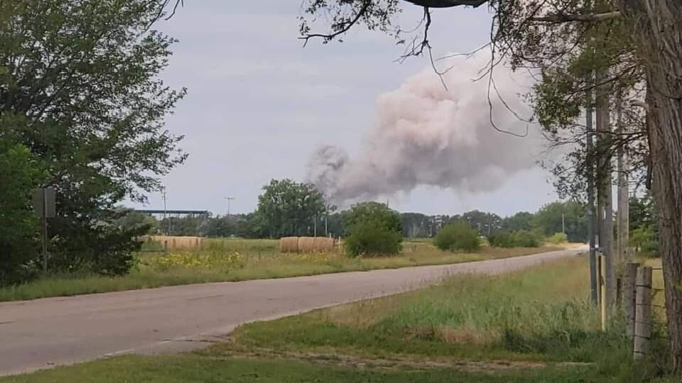 Дым на месте взрыва вагона поезда с хлорной кислотой на железнодорожной станции компании Union Pacific Railroad Bailey Yards в штате Небраска. 14 сентября 2023 Дым на месте взрыва вагона поезда с хлорной кислотой на железнодорожной станции компании Union Pacific Railroad Bailey Yards в штате Небраска. 14 сентября 2023 - РИА Новости, 1920, 15.09.2023